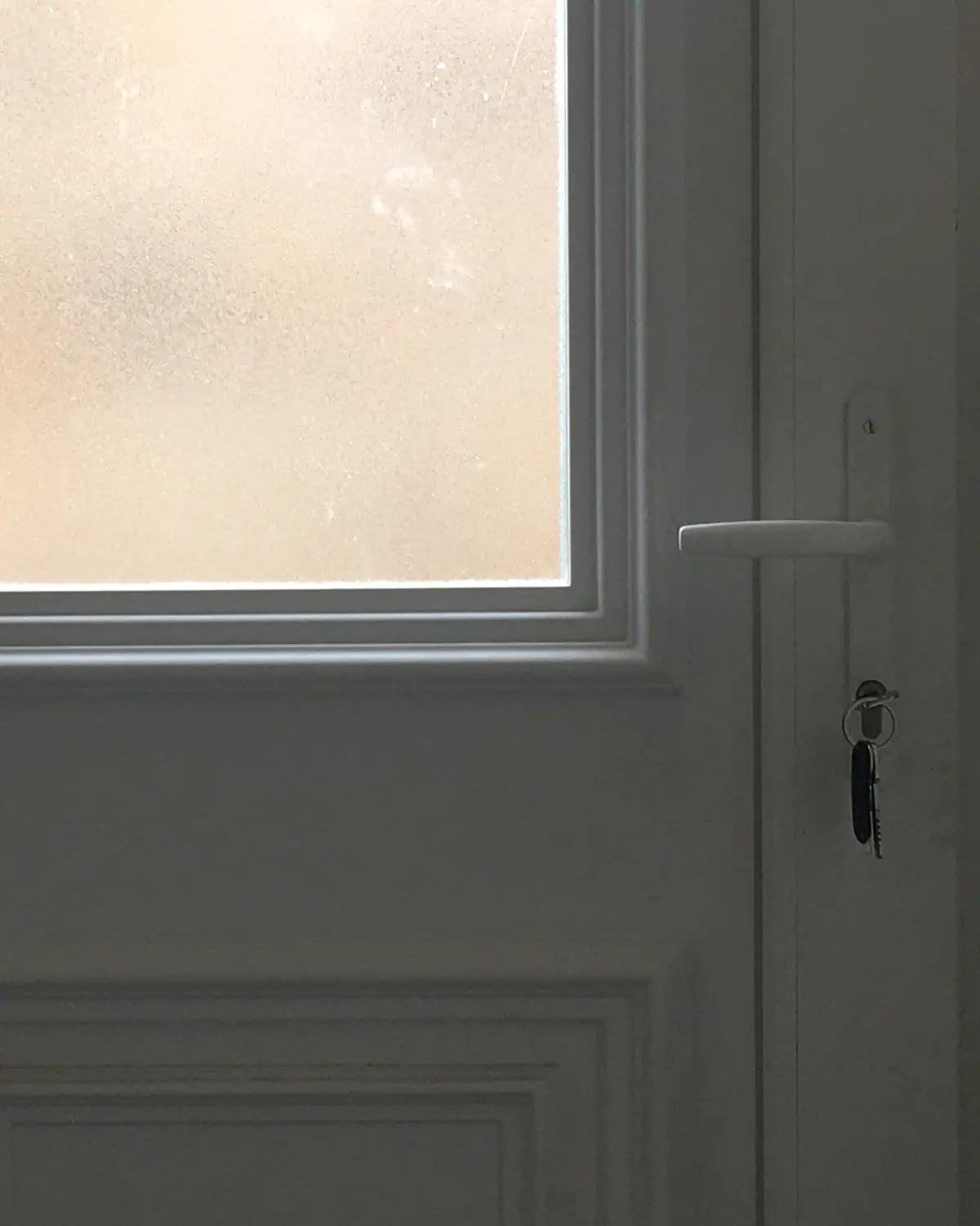 Buzlu camlı beyaz PVC kapı, kol ve kilit detayı