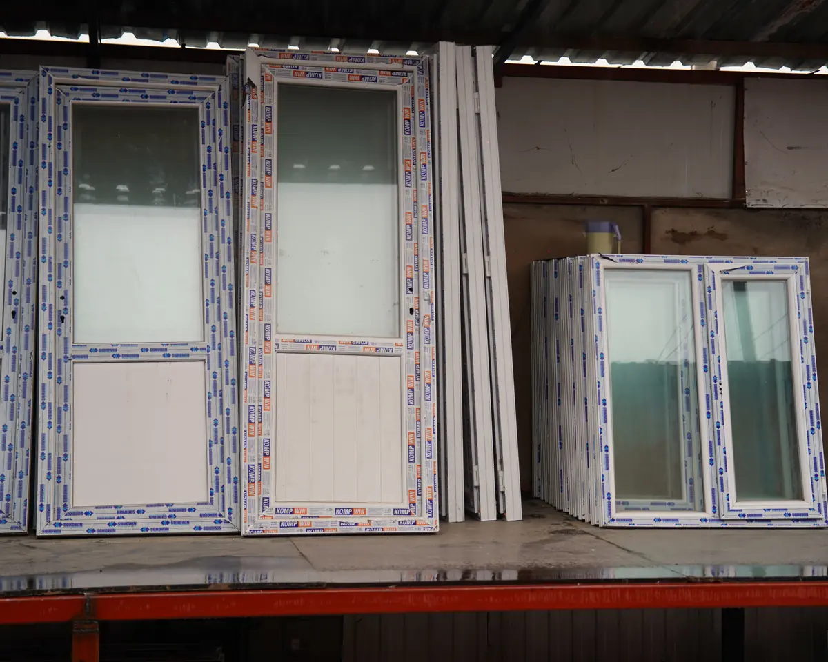 Depo rafında beyaz PVC kapı ve pencereler