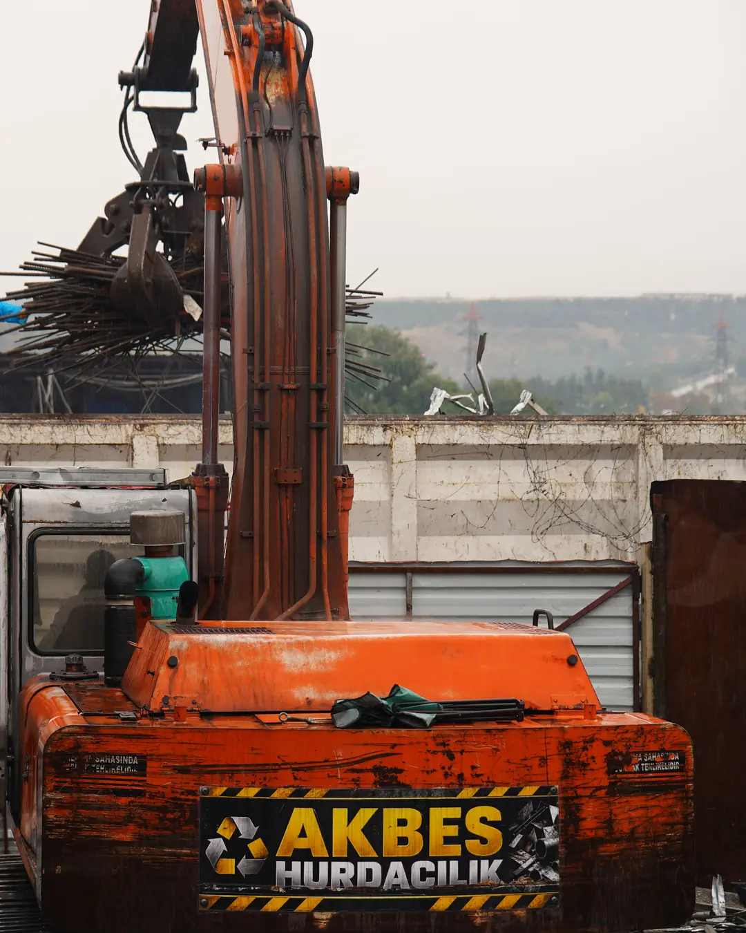 AKBES Hurdacılık yazılı turuncu ekskavatör, hurda sahasında