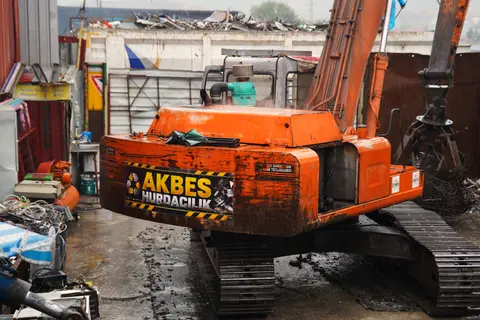 AKBES Hurdacılık yazılı ekskavatör, hurda sahasında